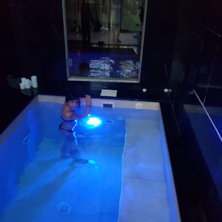 La Casa Con Piscina Riscaldata Interna Anna Luxury Garden Apartment Pisa Luaran gambar