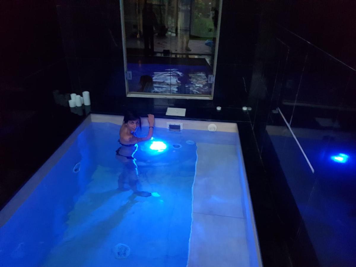 La Casa Con Piscina Riscaldata Interna Anna Luxury Garden Apartment Pisa Luaran gambar